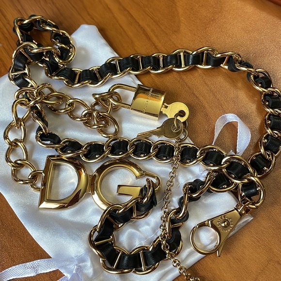 Authentic Dolce and Gabbana Belt/Bag chain with key set - Picture 3 of 15